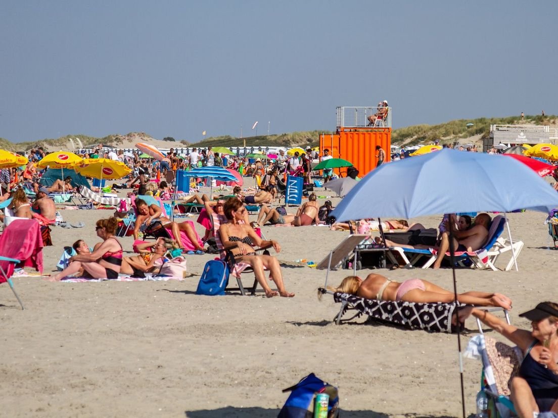 Een vol strand in Hoek van Holland