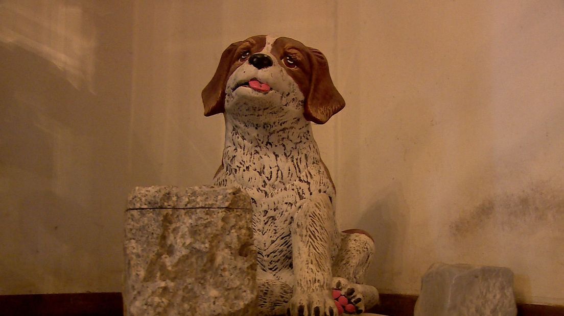 Urn voor hondenas in de vorm van een hondje