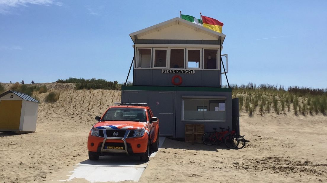 Strandwachten staan paraat bij Strandpost Cadzand
