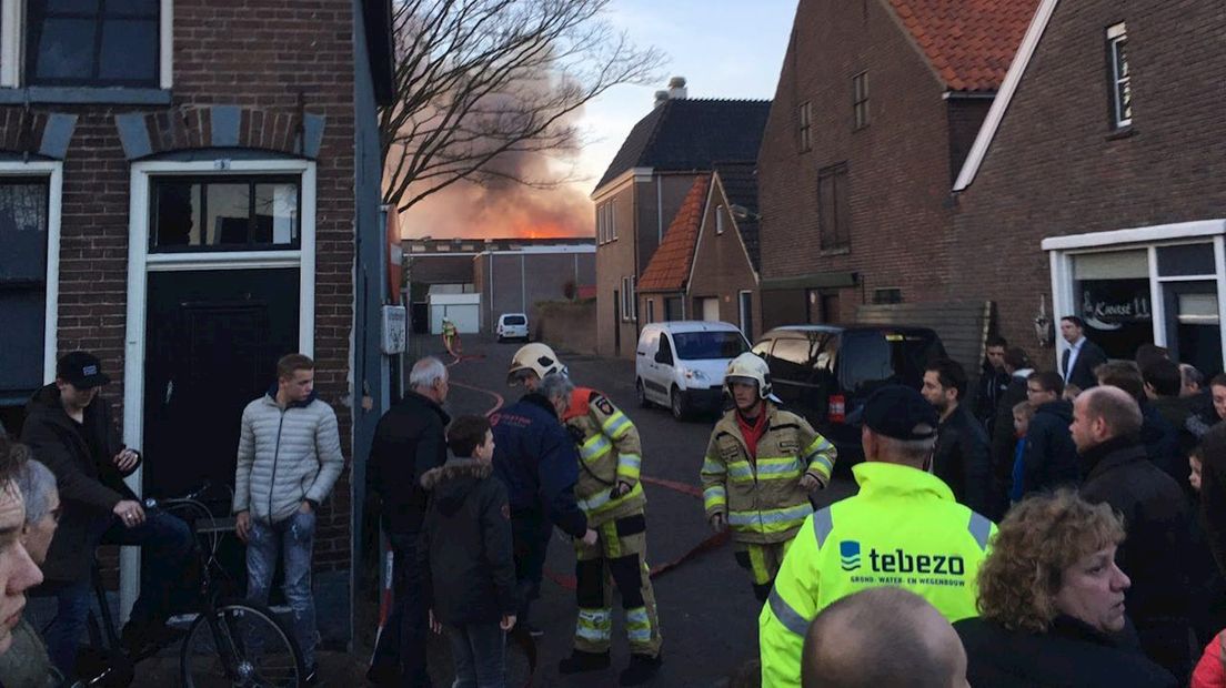 Omwonenden kijken naar brand in Genemuiden