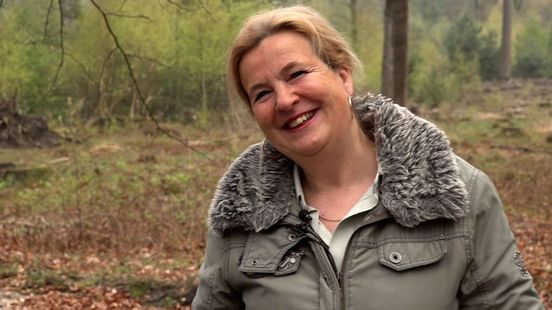 Boswachter Arlette heeft lippenstift en boodschap: 'Wolf is schijterd'