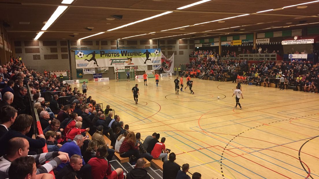 Na afloop van een wedstrijd tijdens Protos Weering zouden twee scheidsrechters bedreigd zijn door spelers, staf en supporters van VV Hoogeveen Zondag (archieffoto RTV Drenthe)