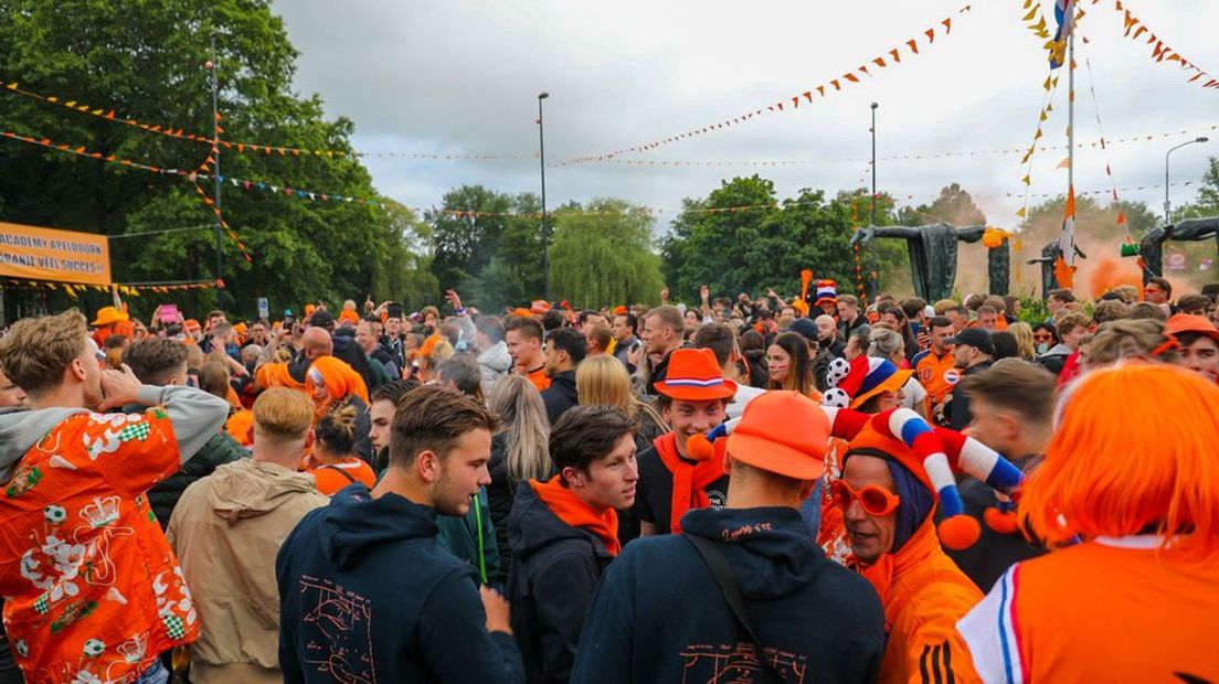 Grote drukte op de rotonde na de zege van Oranje.