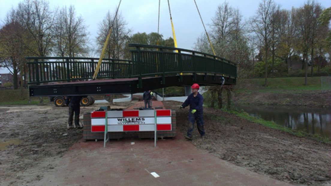Nieuwe fietsbrug Beuningen geplaatst