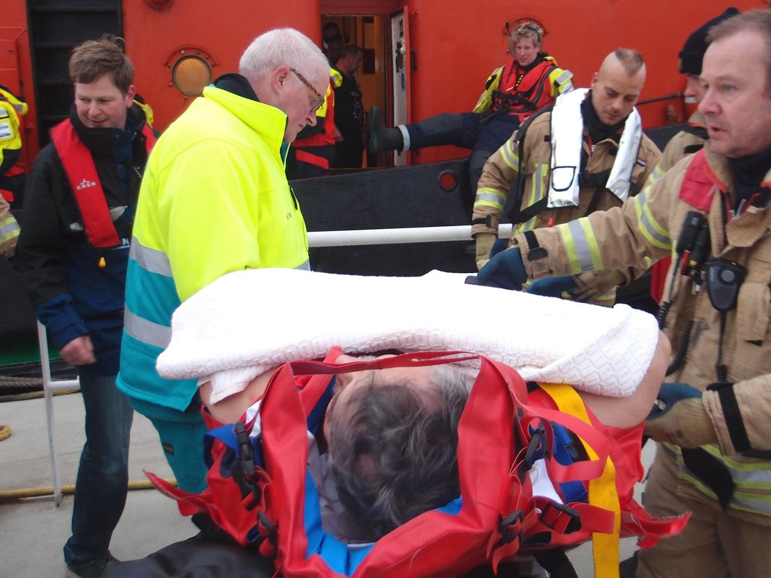 Gewond bemanningslid van boord gehaald (Bron: KNRM)