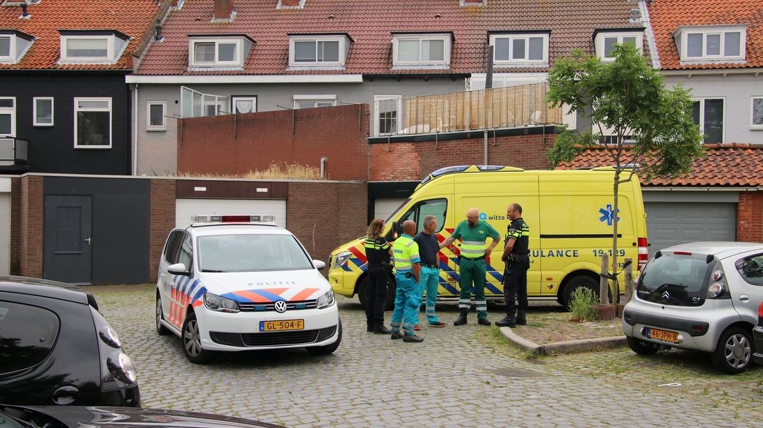 Man rijdt kind aan tijdens parkeren auto