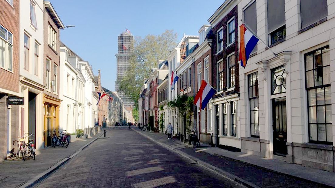 Op de Nieuwegracht in het centrum van Utrecht hebben meerdere mensen de vlag uitgehangen.