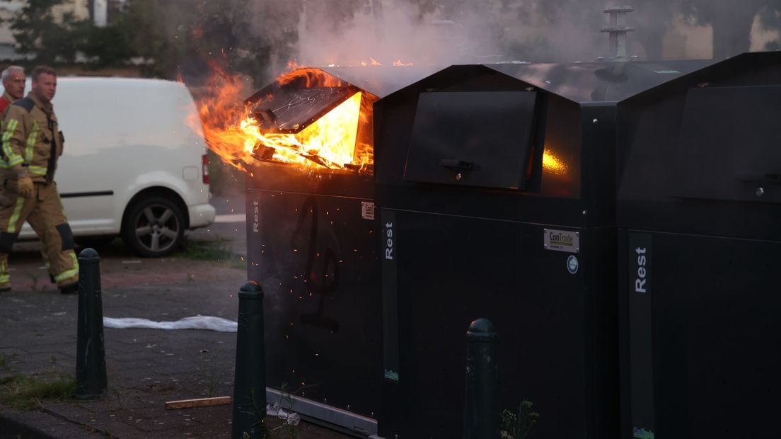 Afval in brand: bewoners Spoorwijk demonstreren tegen rotzooi in de wijk