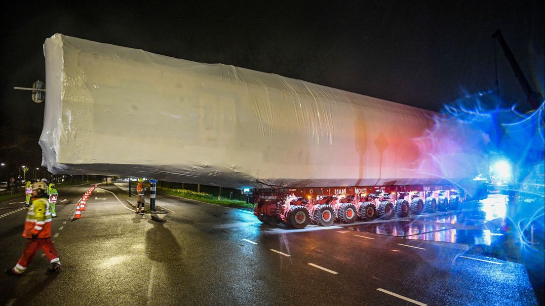 Op een trailer worden de treinstellen over de weg vervoerd