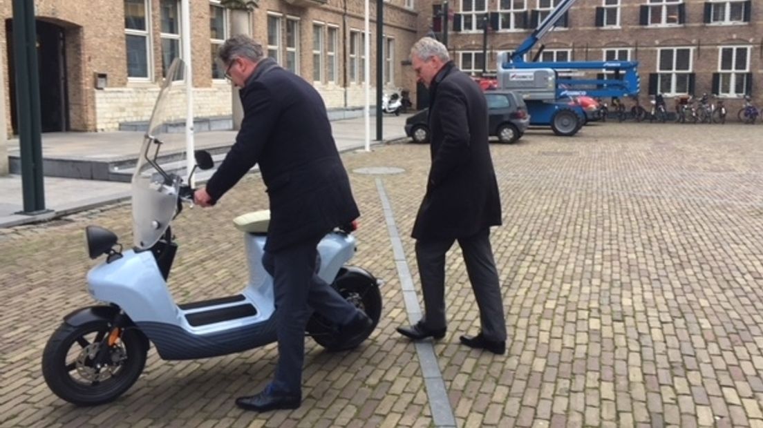 Gedeputeerde crosst op afbreekbare scooter