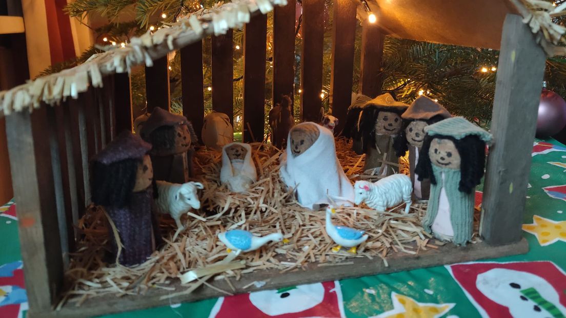 Een zelfgemaakte kerststal van champagnekurken