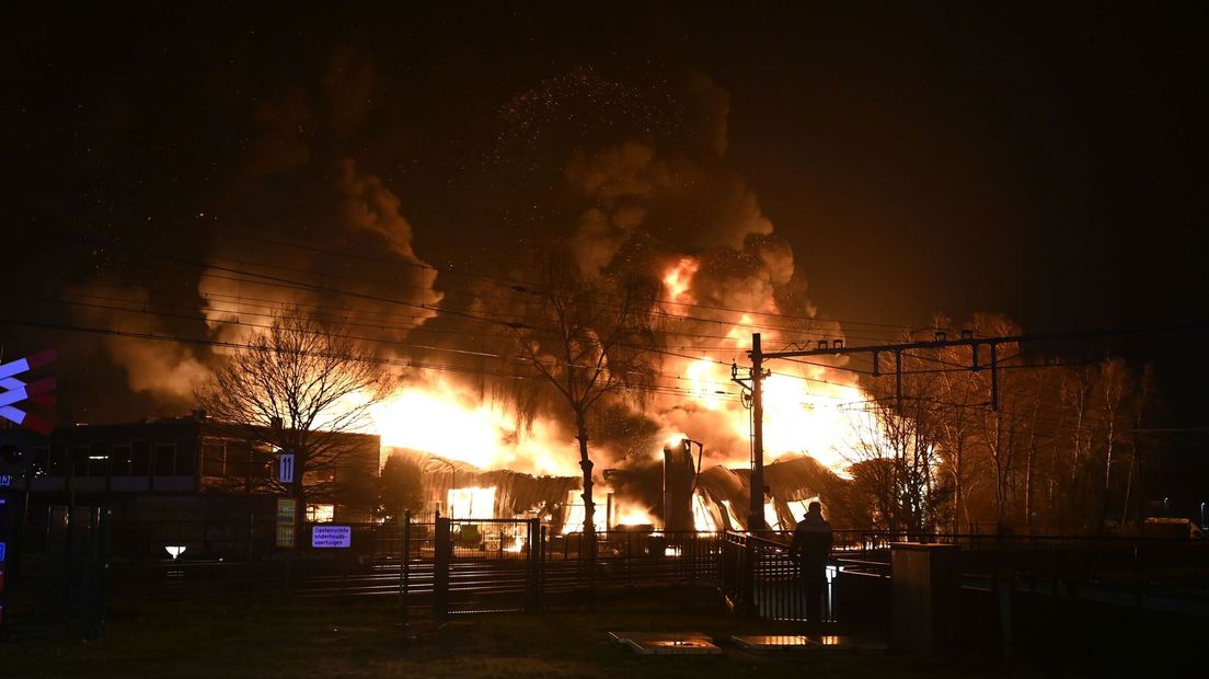 Beeld van de enorme brand die vrijdagavond in Almelo woedde.
