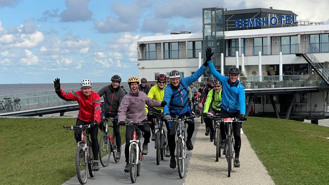 Jur Rozema, Jaap de Jonge en de rest van de vrienden pakken regelmatig de mountainbike om lekker te toeren