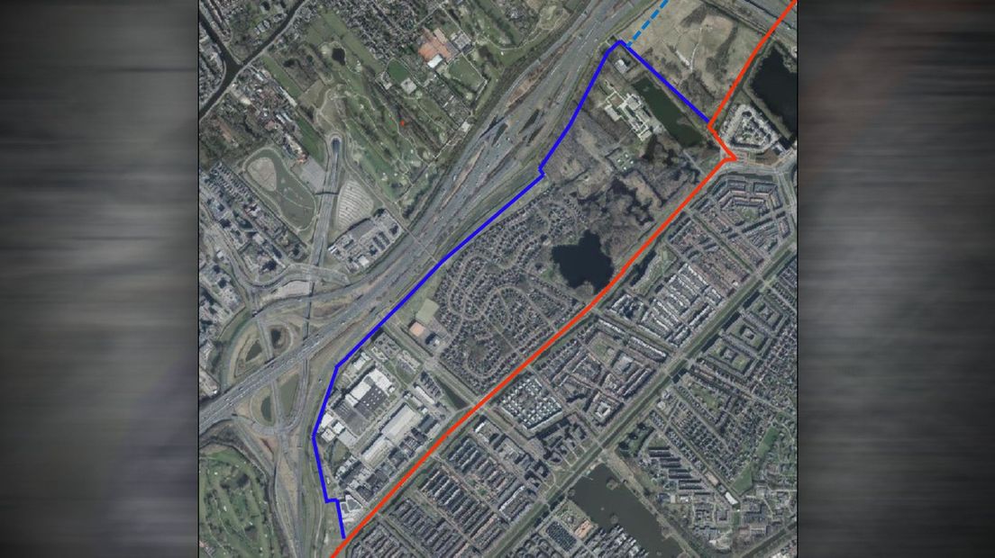 De rode lijn is het tracé door Ypenburg, de blauwe lijn is variant 2 met de aftakking om de GAVI-kavel heen