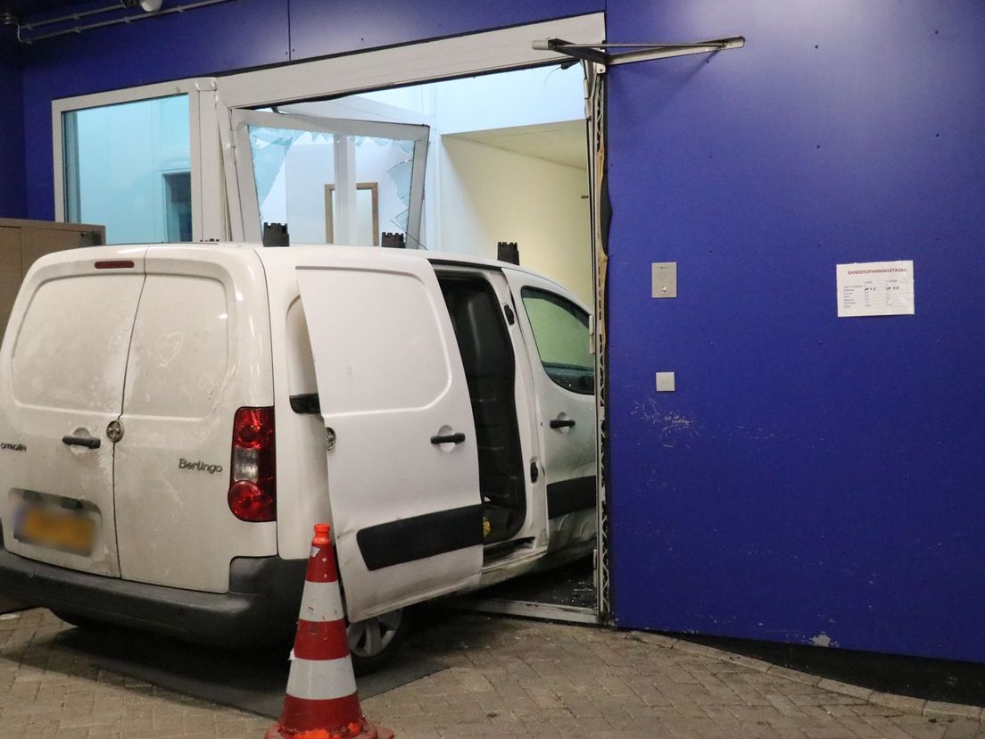 De witte bestelauto reed aan de achterkant het politiebureau van Zuidplein binnen