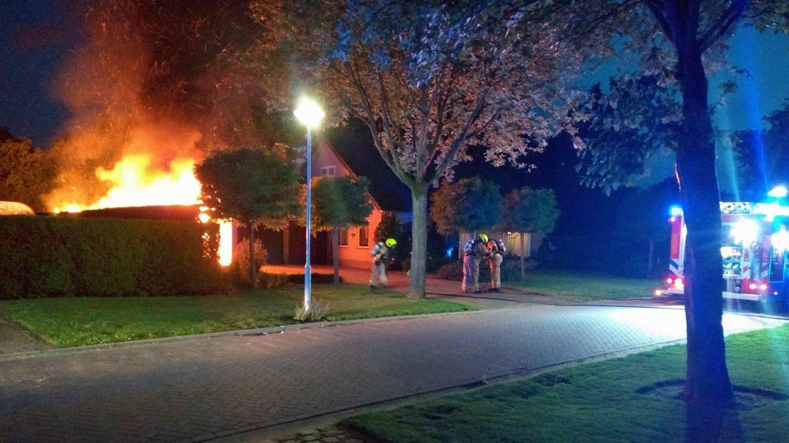 De brandweer wist te voorkomen dat het vuur op de woning oversloeg