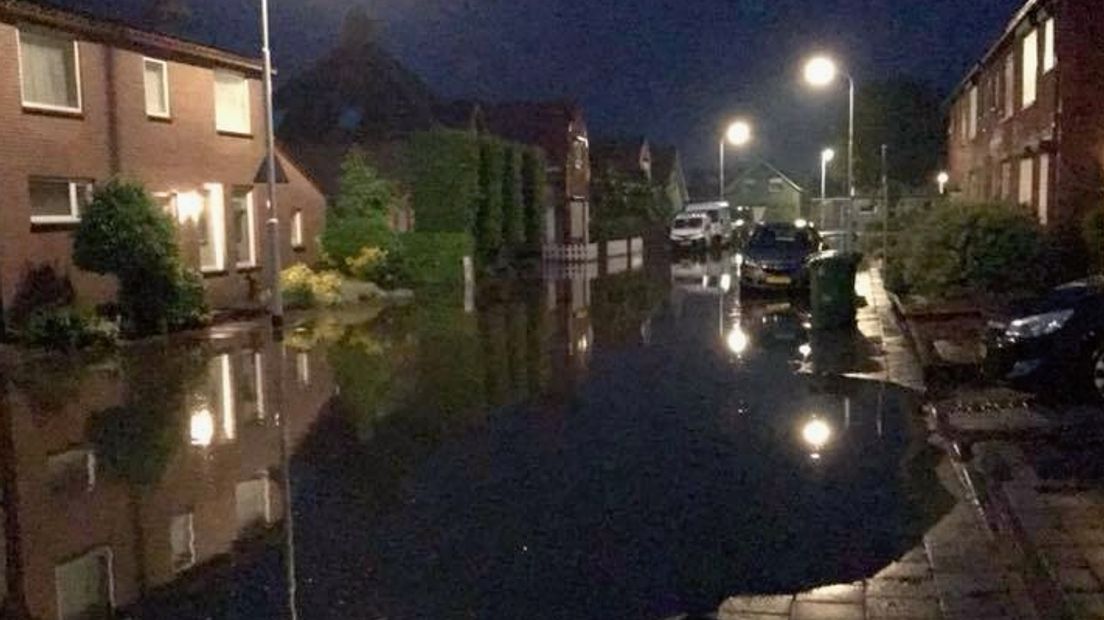 Ondergelopen straten door hevige regenval in Vogelwaarde