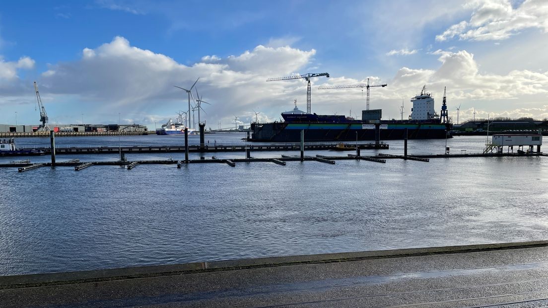 Het uitzicht op de haven in Delfzijl