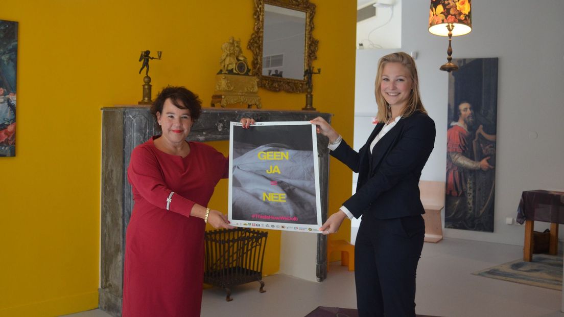 Baartmans overhandigde vanmorgen de campagneposter aan burgemeester Dijksma