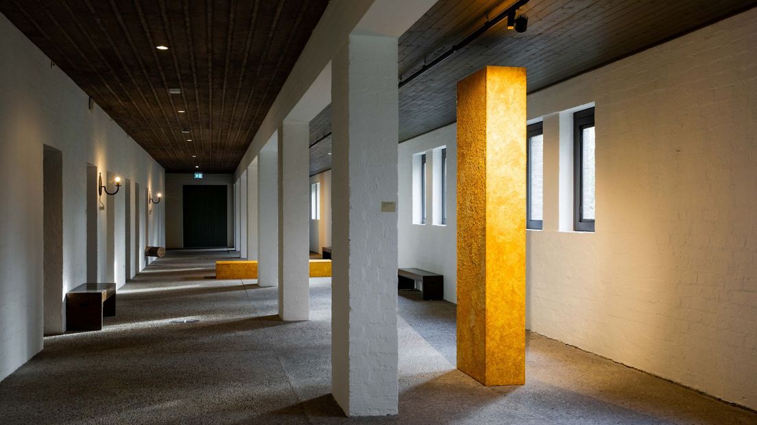 De lichtinval door de ramen van het voormalig klooster inspireert Stef Veldhuis