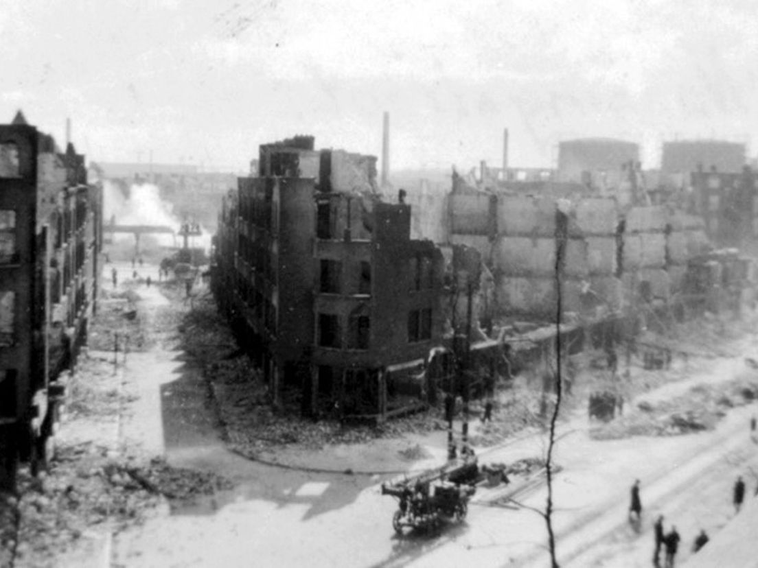 Hoek Mathenesserstraat/Nanningstraat na het bombardement van 31 maart 1943