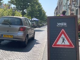 Snelle auto's verpesten borrelsfeer op Bierkade: 'Ze rijden hier makkelijk 80'