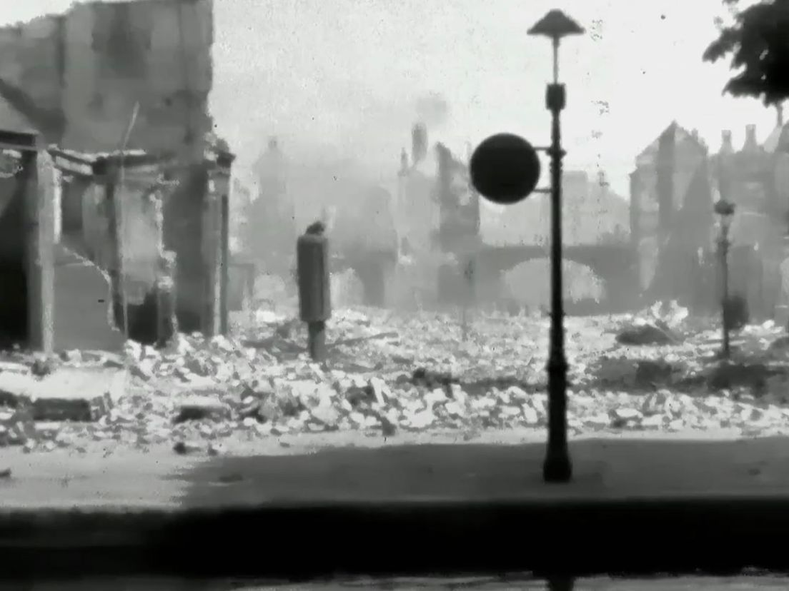 Puinhopen langs de Schie na het bombardement van 14 mei 1940