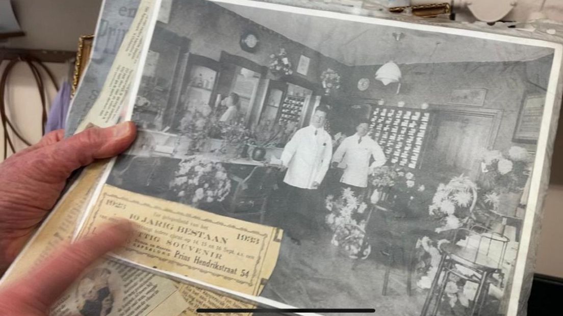 Het kappersvak zit bij Henk in zijn bloed. Op de foto uit 1932 zijn vader - ook kapper - die een jubileum vierde