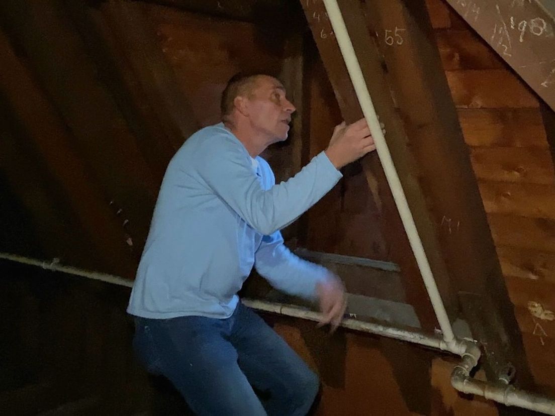 Mario de Kramer bekijkt op de zolder van de Laurenskerk het bericht van zijn vader