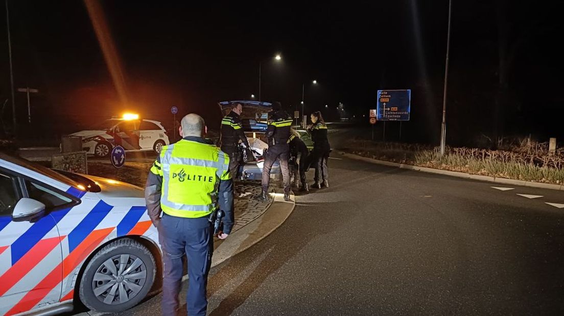 De bestuurder werd vastgereden op de rotonde.