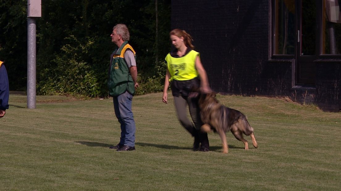 Deelnemer Monique Scheele en haar hond tijdens de wedstrijd