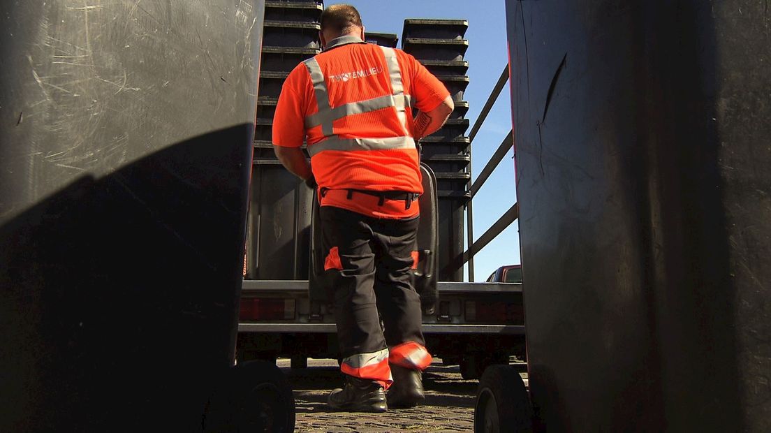 Grijze container wordt ingenomen in Hengelo