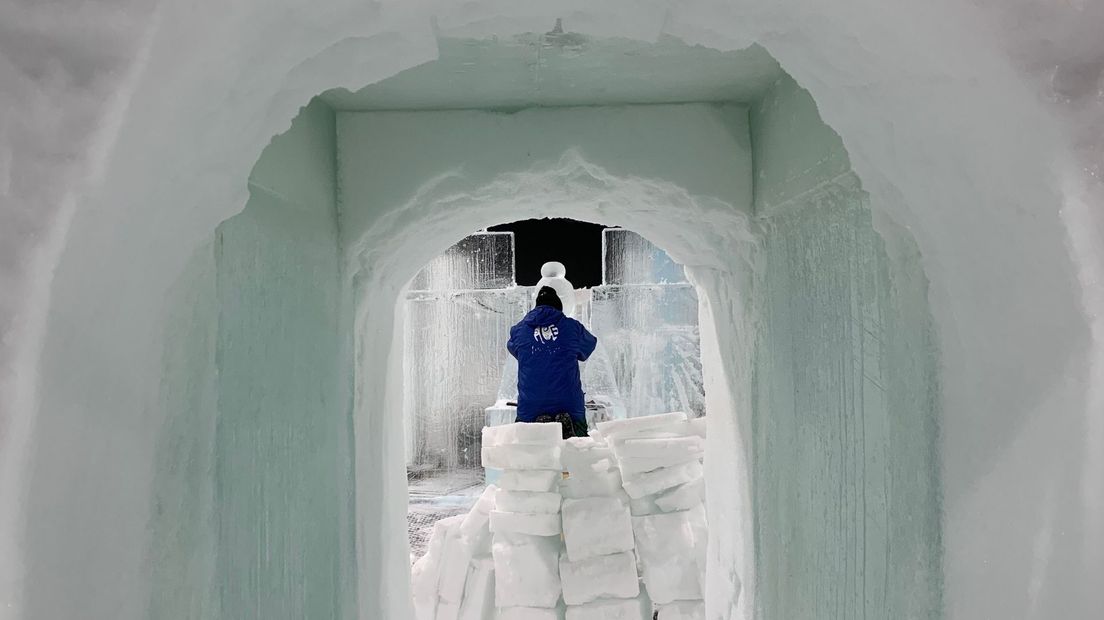 Tientallen kunstenaars werken aan gigantische ijsbeelden