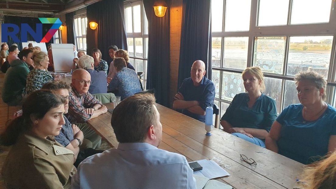 Deelnemers aan het stadsgesprek in Brebl spraken in groepen over bepaalde thema's.