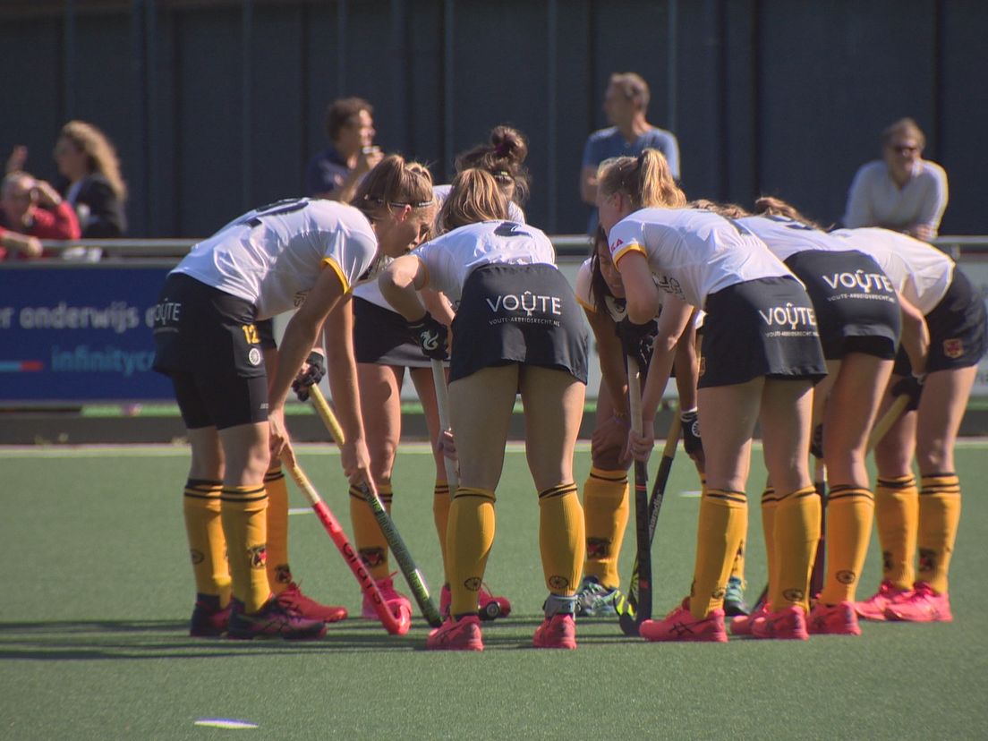 De hockeydames van Victoria in het seizoen 2020/2021