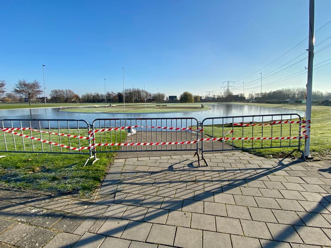 De hekken moeten mensen van het ijs afhouden tot de baan gaat
