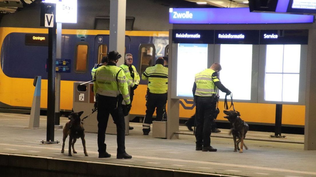 Politie helpt Groningen supporters overstappen op station Zwolle