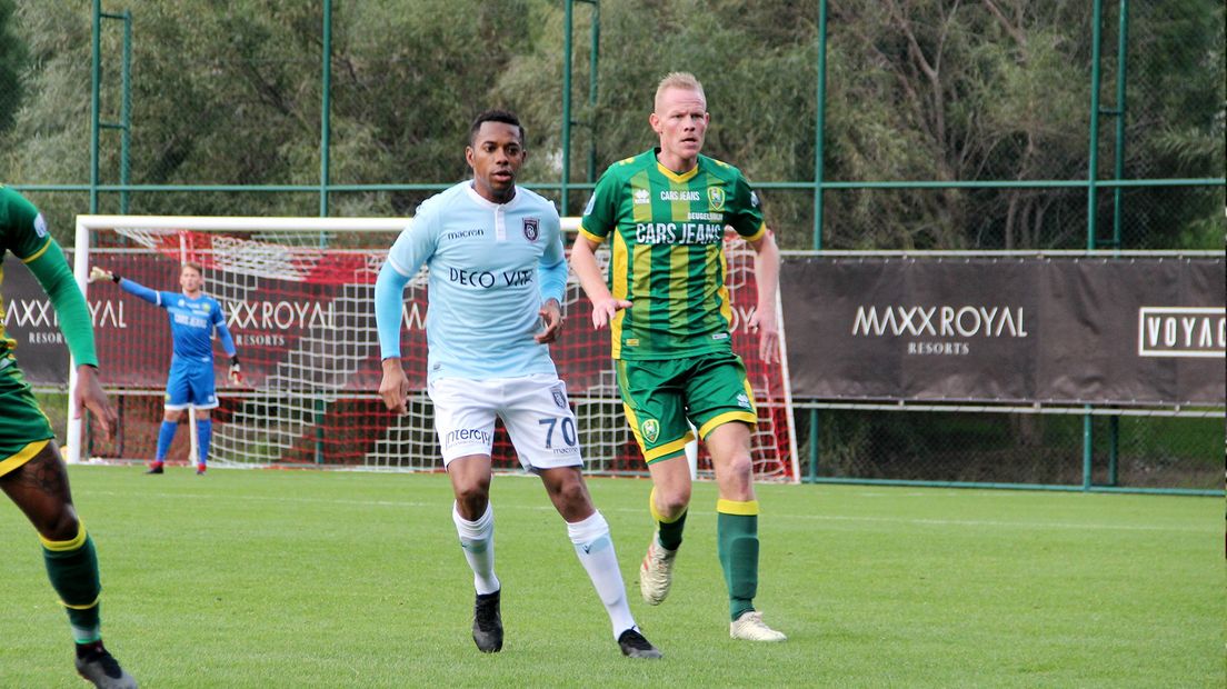 Tom Beugelsdijk in duel met Robinho