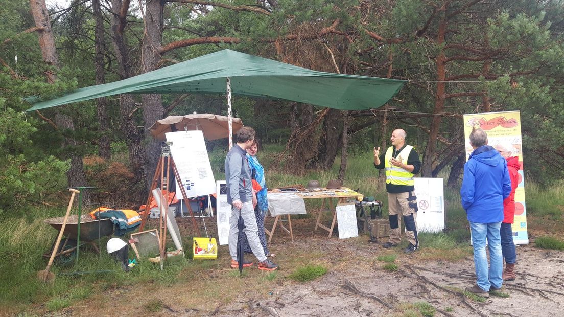 Jos Rams heeft midden op de heide zijn stand opgebouwd.