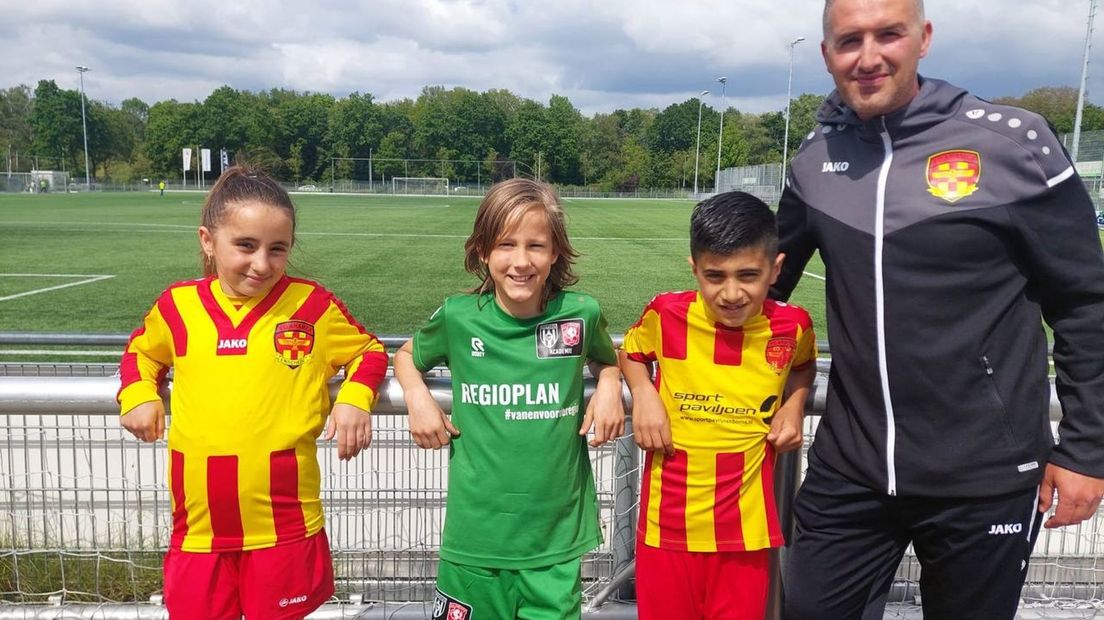 Illiama mama, David Slot, Rafael Cimen in het roodgeel van FC Aramea, samen met jeugdvoorzitter Johan Ak