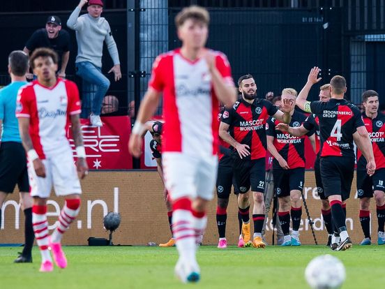 Flinke dreun voor FC Emmen in Almere: Eredivisie aan zijden draadje