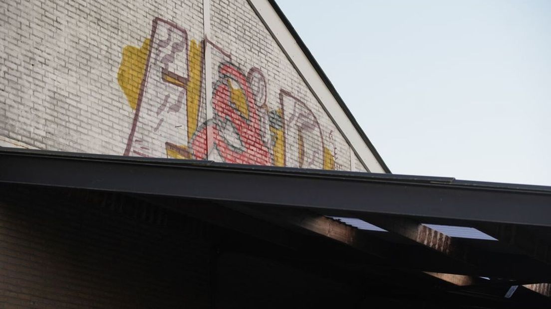 Graffitispuiter valt door dak