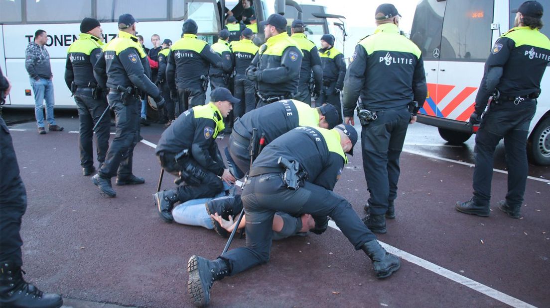 Politie verricht aanhouding bij controle bussen AHOUD Devils