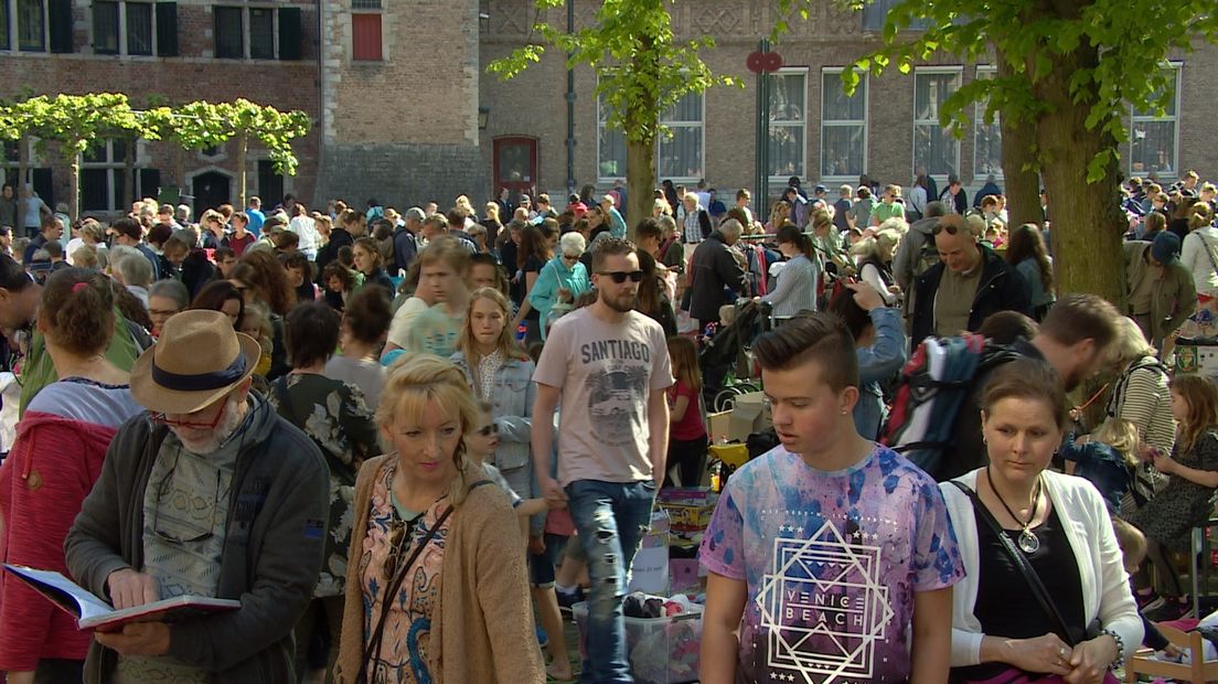 Over de hoofden lopen bij de kleedjesmarkt in Middelburg