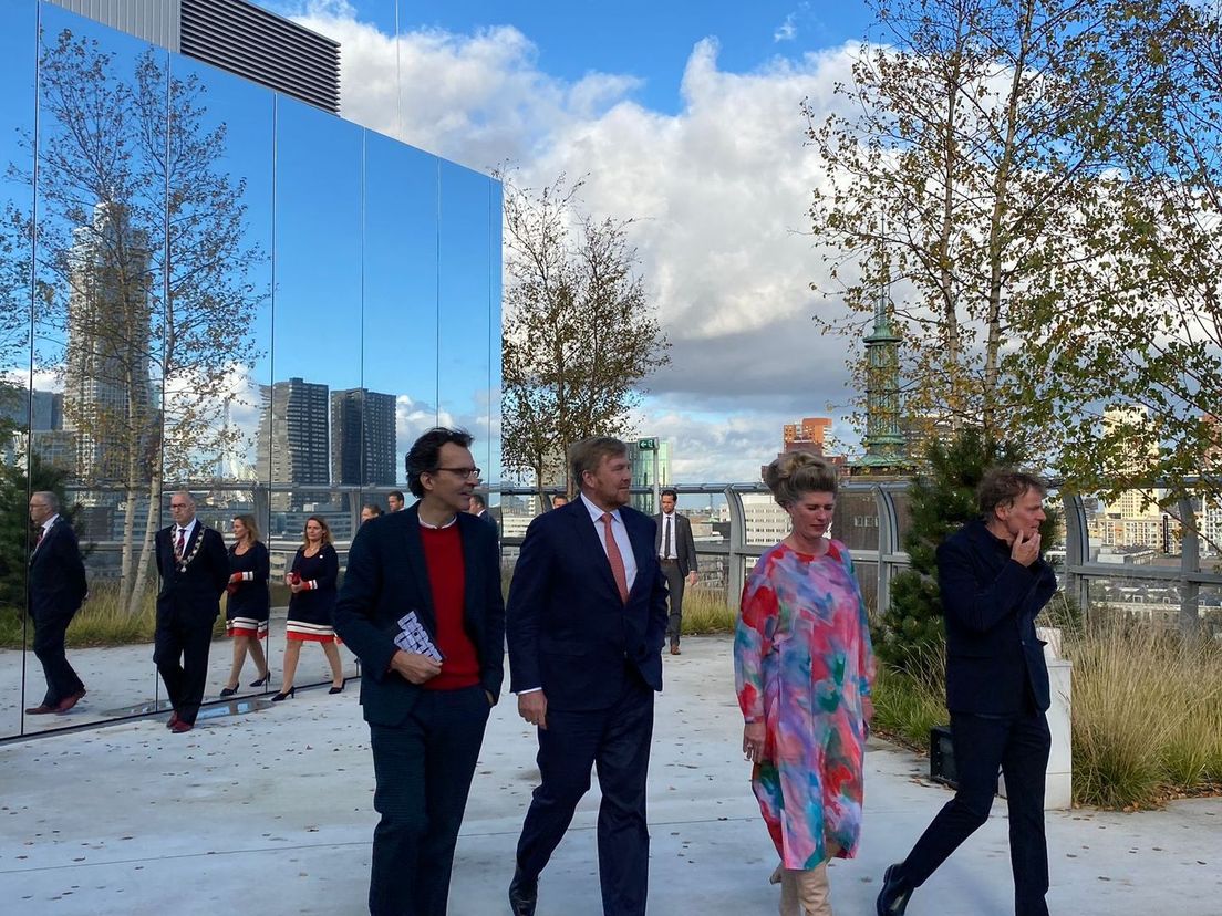 Koning met museumdirectie en architect op dak Depot