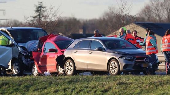 Bestuurder die betrokken was bij ongeluk A1 gebruikte mogelijk drugs. Bestuurder die betrokken was bij ongeluk A1 gebruikte mogelijk drugs.