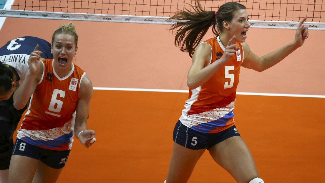 Volleybaldames winnen eerste duel