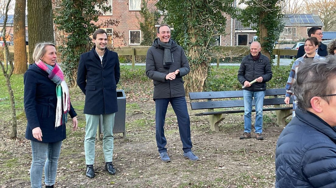 Staatssecretaris Maarten van Ooijen geflankeerd door Afien Baving (projectleider Beweegdorp Norg) en wethouder Jeroen Westendorp