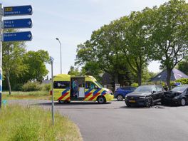 Twee gewonden na botsing tussen auto's bij Vries