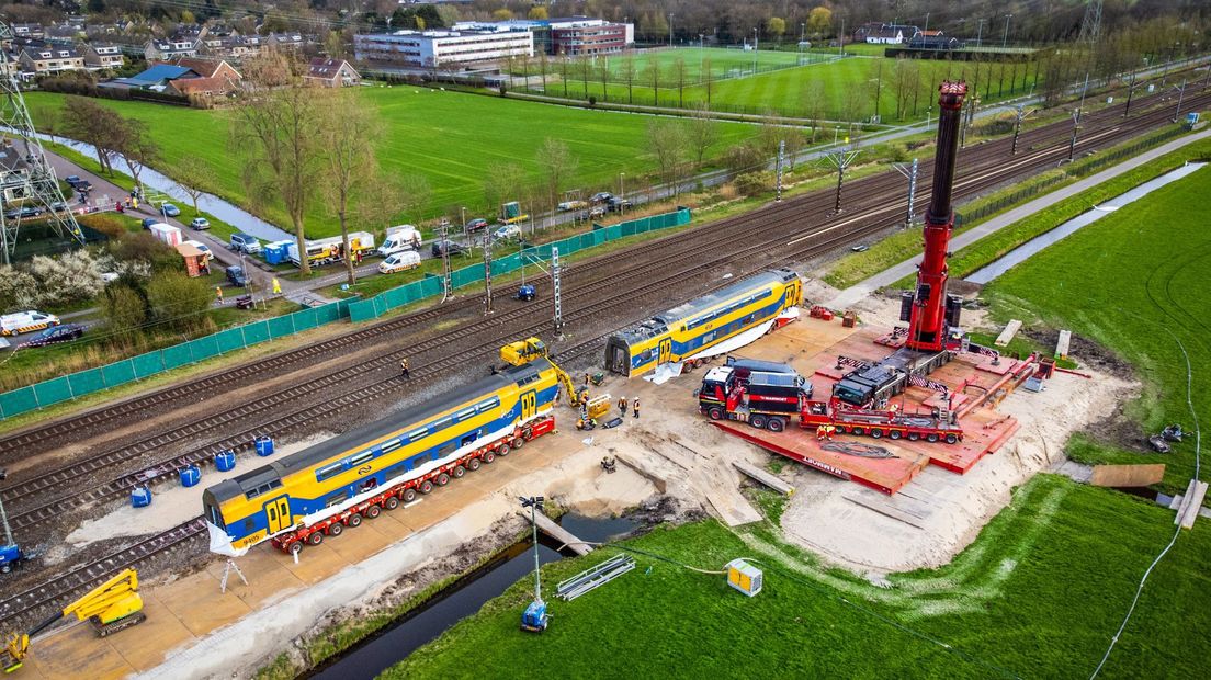 De rijtuigen werden uit het weiland getakeld